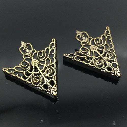 1 Pair Crown hollow pattern collar buckle