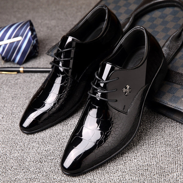 Men Pointed Glossy Crocodile Texture Leather Shoes